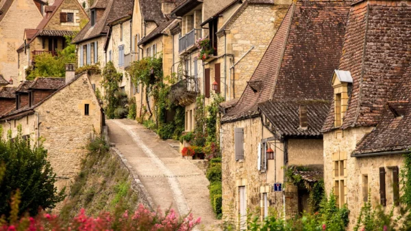 Il videogioco Dordogne crea l’atmosfera 14 giorni prima del lancio. Immergiti nella nostalgia dipinta a mano nel suo toccante nuovo trailer!