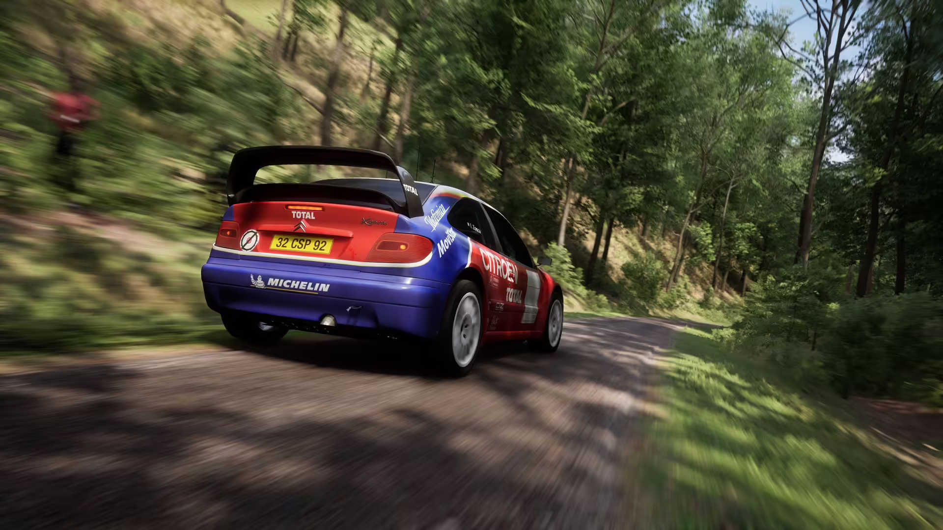 Un'auto da rally affronta una curva innevata nel Rally di Monte Carlo in Assetto Corsa Rally