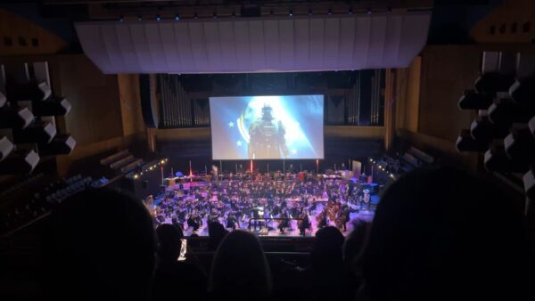Austin Wintory dirige la BBC Concert Orchestra durante il BAFTA Games in Concert a Londra