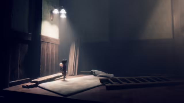 Screenshot di gameplay di Lull: Rest After Crying con la protagonista e il bambino in un corridoio buio