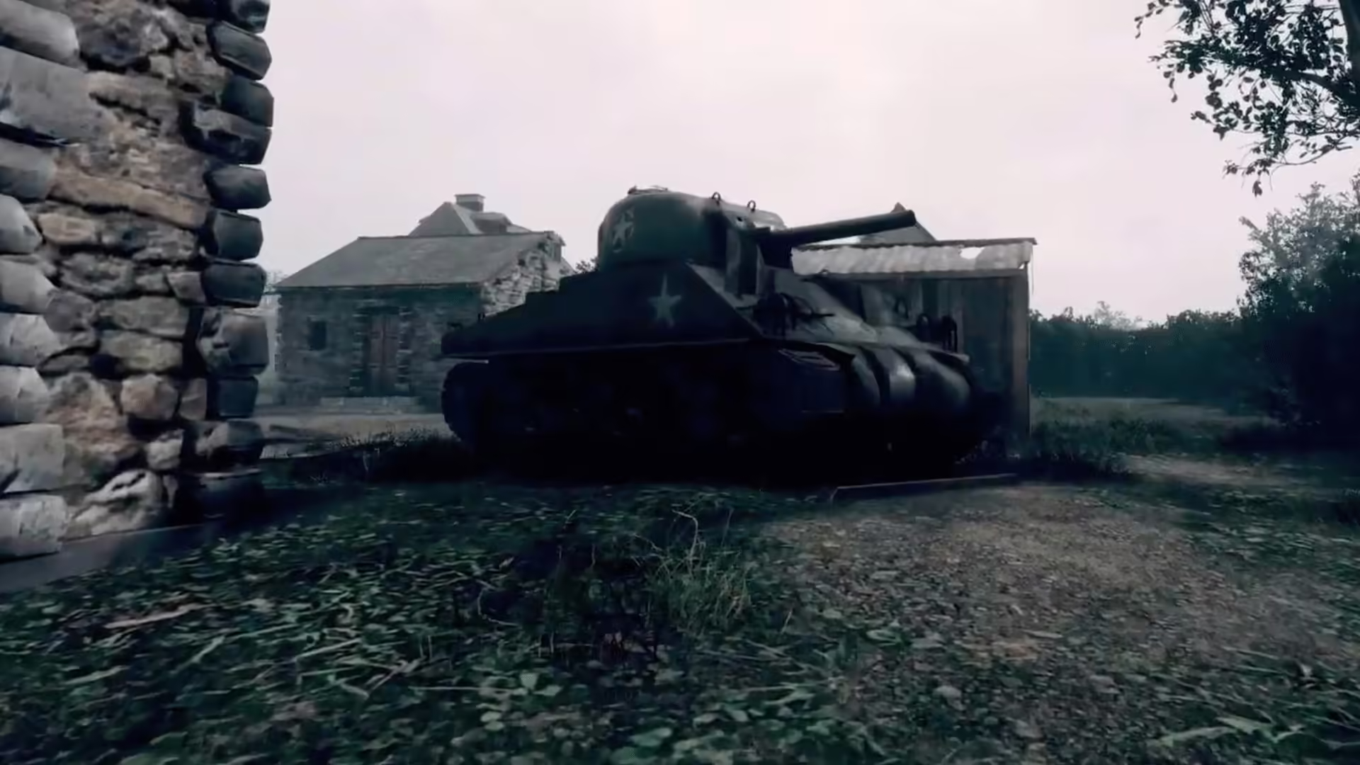 Gameplay di Sherman Commander con un carro armato M4 Sherman in azione e soldati a piedi.