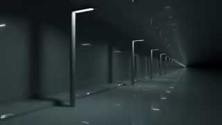 Un corridoio infinito e desolato del Labyrinth in Blackshard, illuminato da una luce eterea