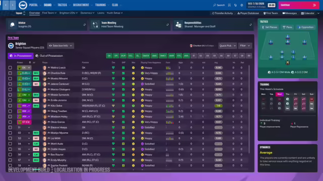 Un allenatore di calcio osserva il campo da gioco durante una partita di Football Manager 27